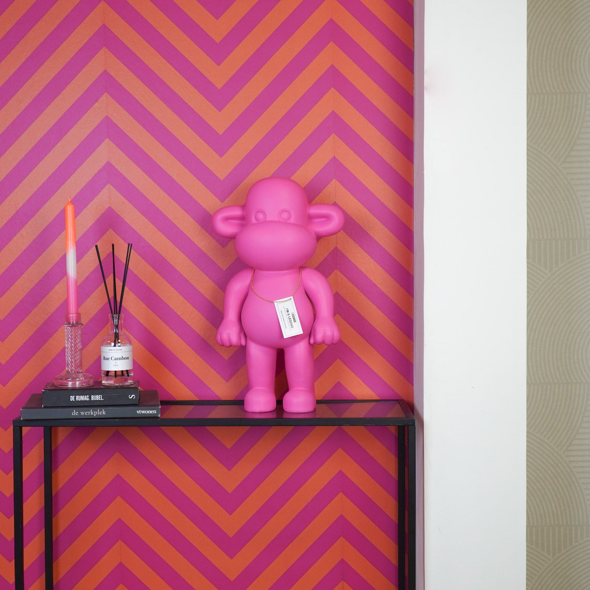 Ornament - Aap Beeld 'The Legend' - Polyresin - Roze - 33x21x50cm