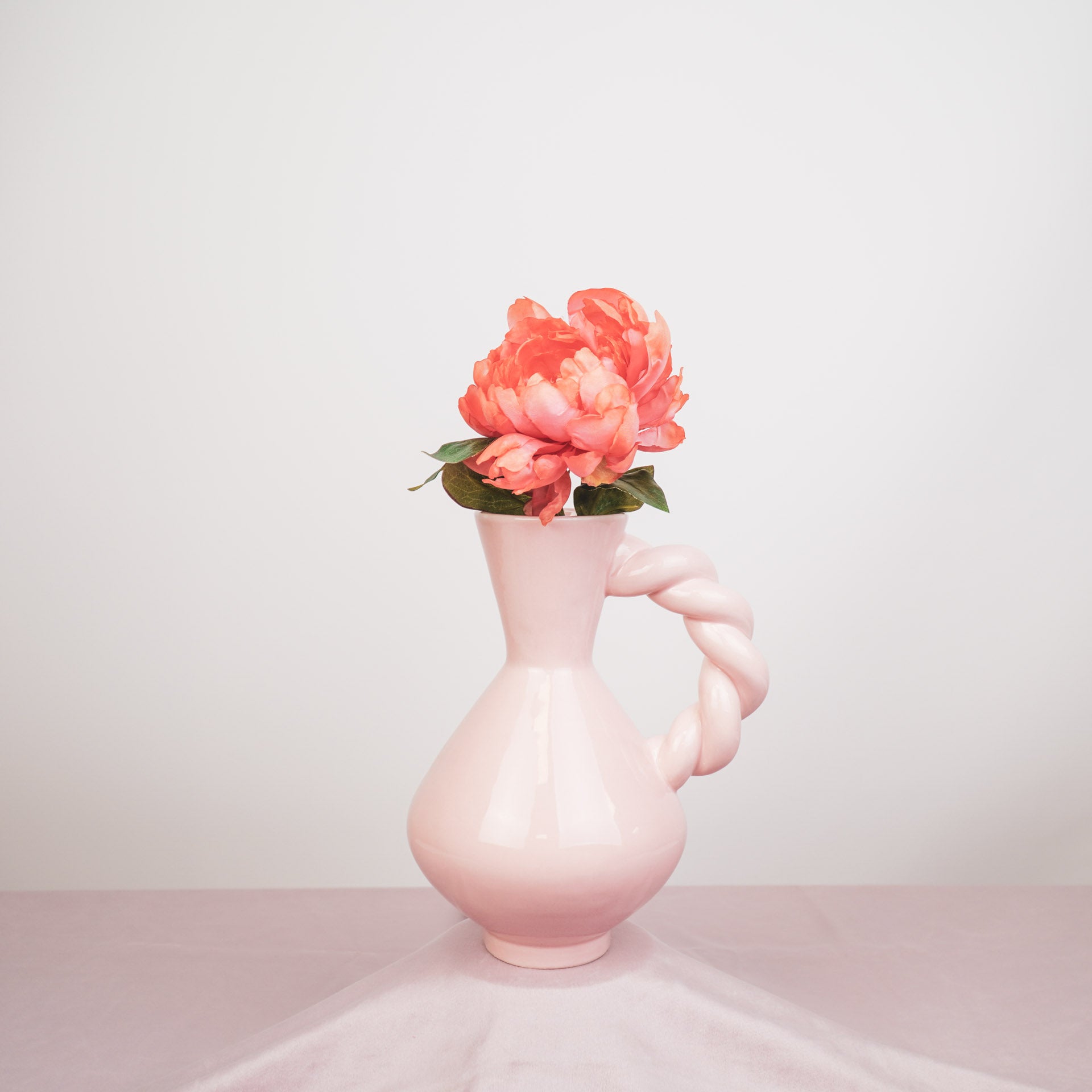 Vaas- Kruik met Gedraaid Handvat- Dolomiet- Roze-17,5x13,5x22cm