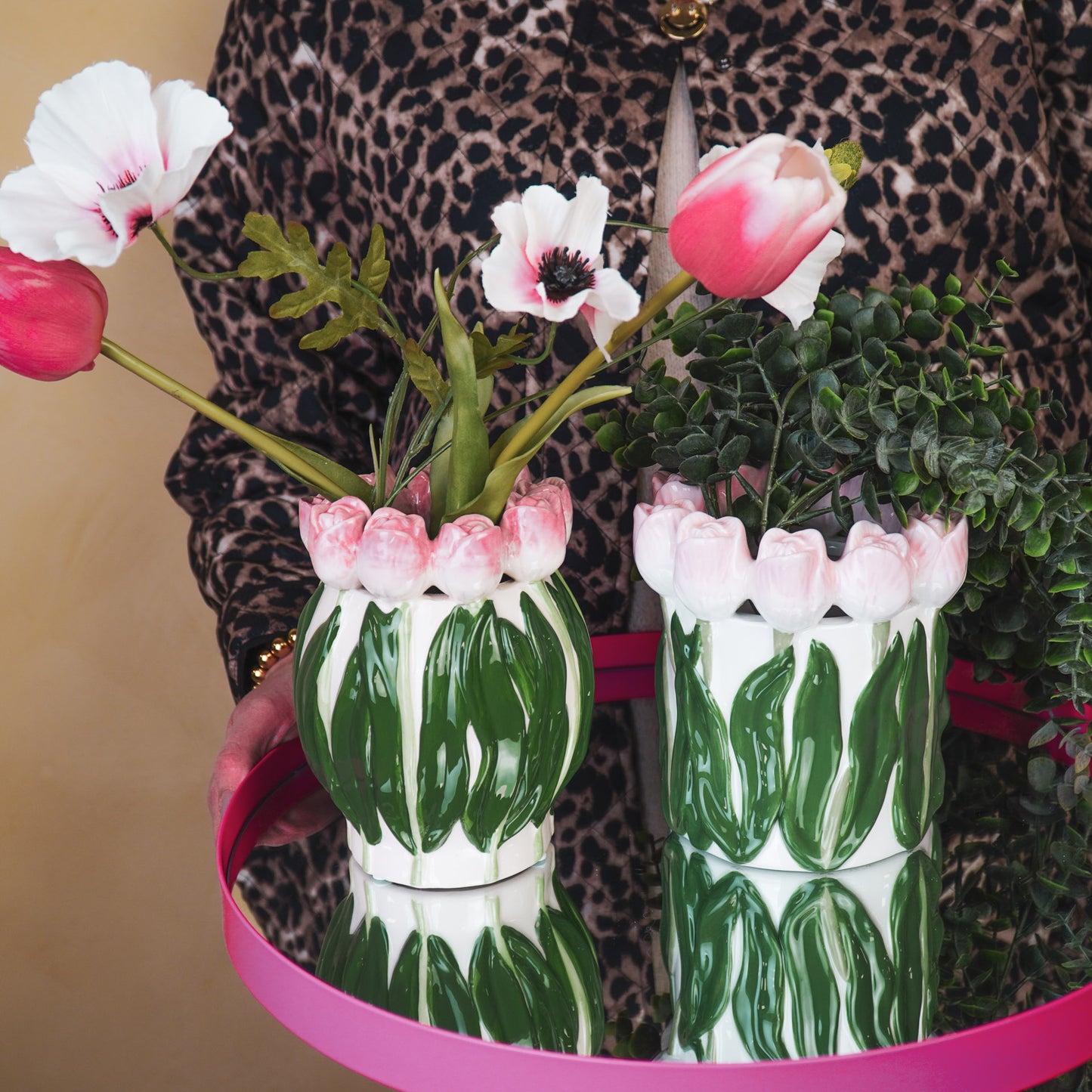 Vaas- Bloemen Vaas met Tulpen - Dolomiet - Licht Roze/ Groen- 12,5x12,5x16cm