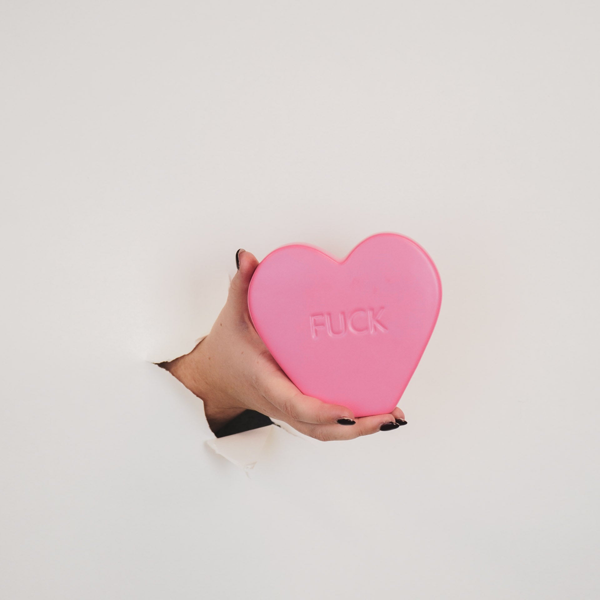Ornament- Snoephart Beeldje 'HAPPY'- Keramiek- Fluor Roze-13x4x11,5cm