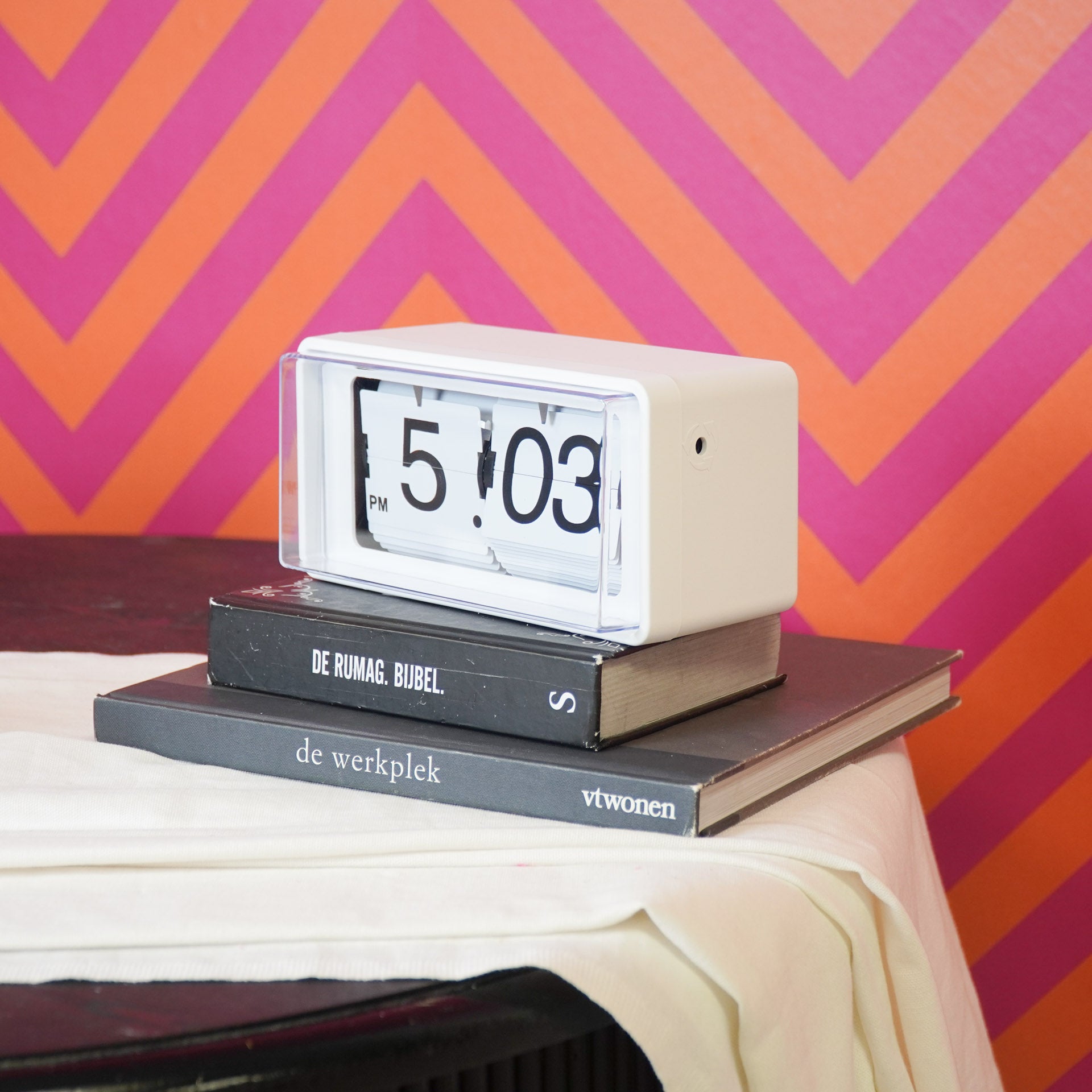 Klok- Kast Klok Flip Over- Wit - 22x13x11,5cm