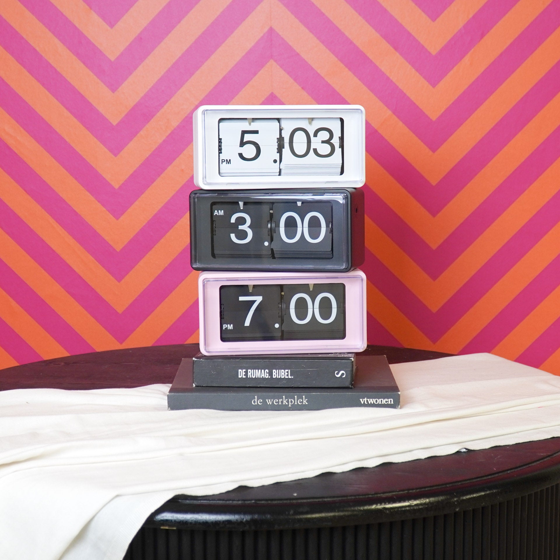 Klok- Kast Klok Flip Over- Roze- 22x13x11,5cm