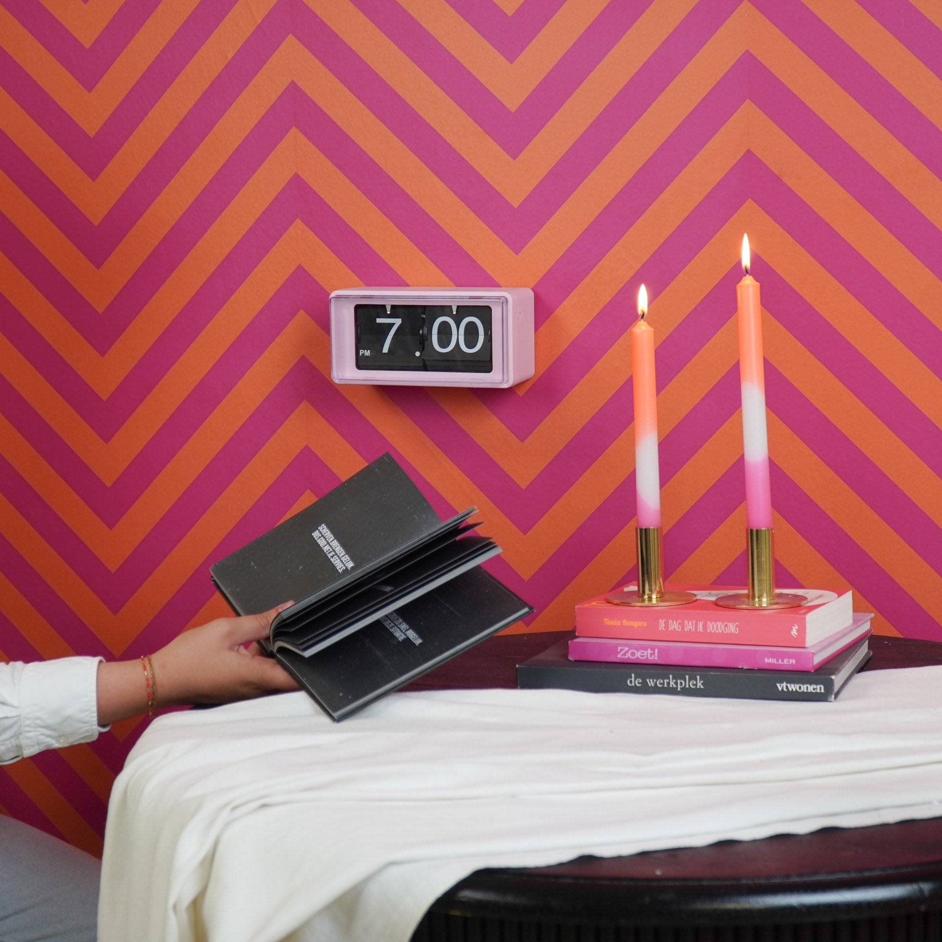 Klok- Kast Klok Flip Over- Roze- 22x13x11,5cm