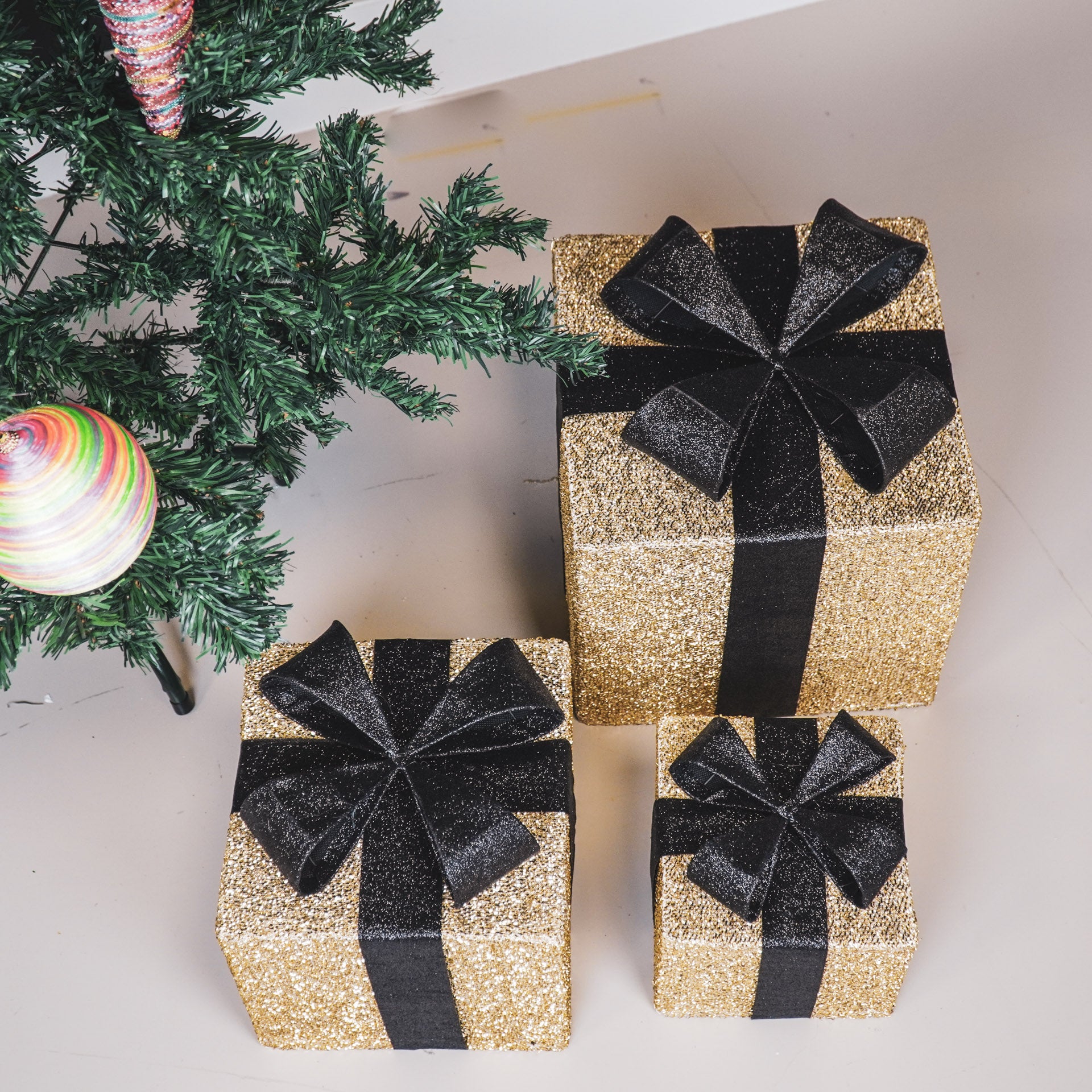 Kerst Led Lamp - Cadeau Set van 3 - Kunststof - Goud/Zwart - 15cm/20cm/25cm