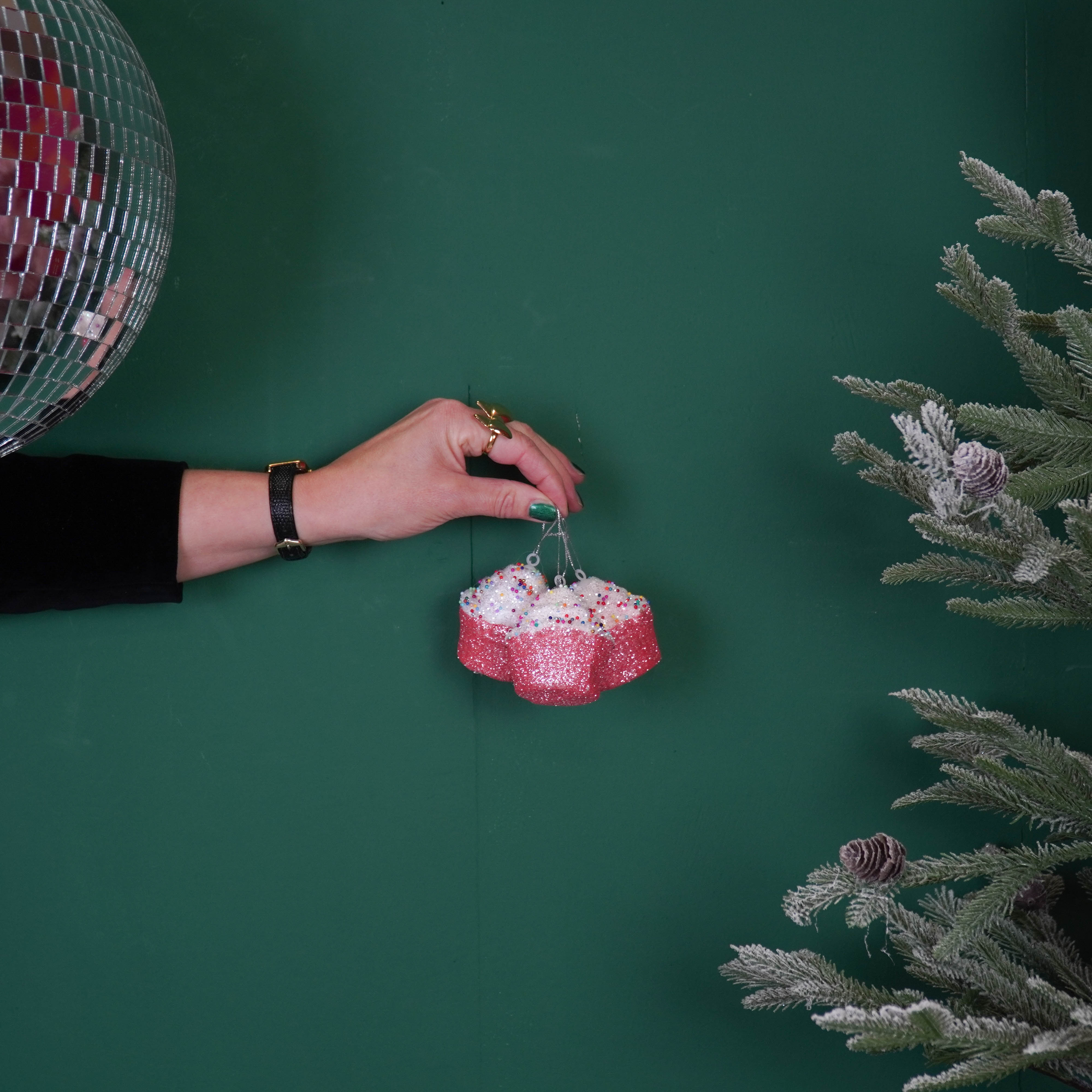 Kersthangers -  Cupcakes met Discobal Dip -  Set van 3 -  Roze/Wit -  8x4x7cm