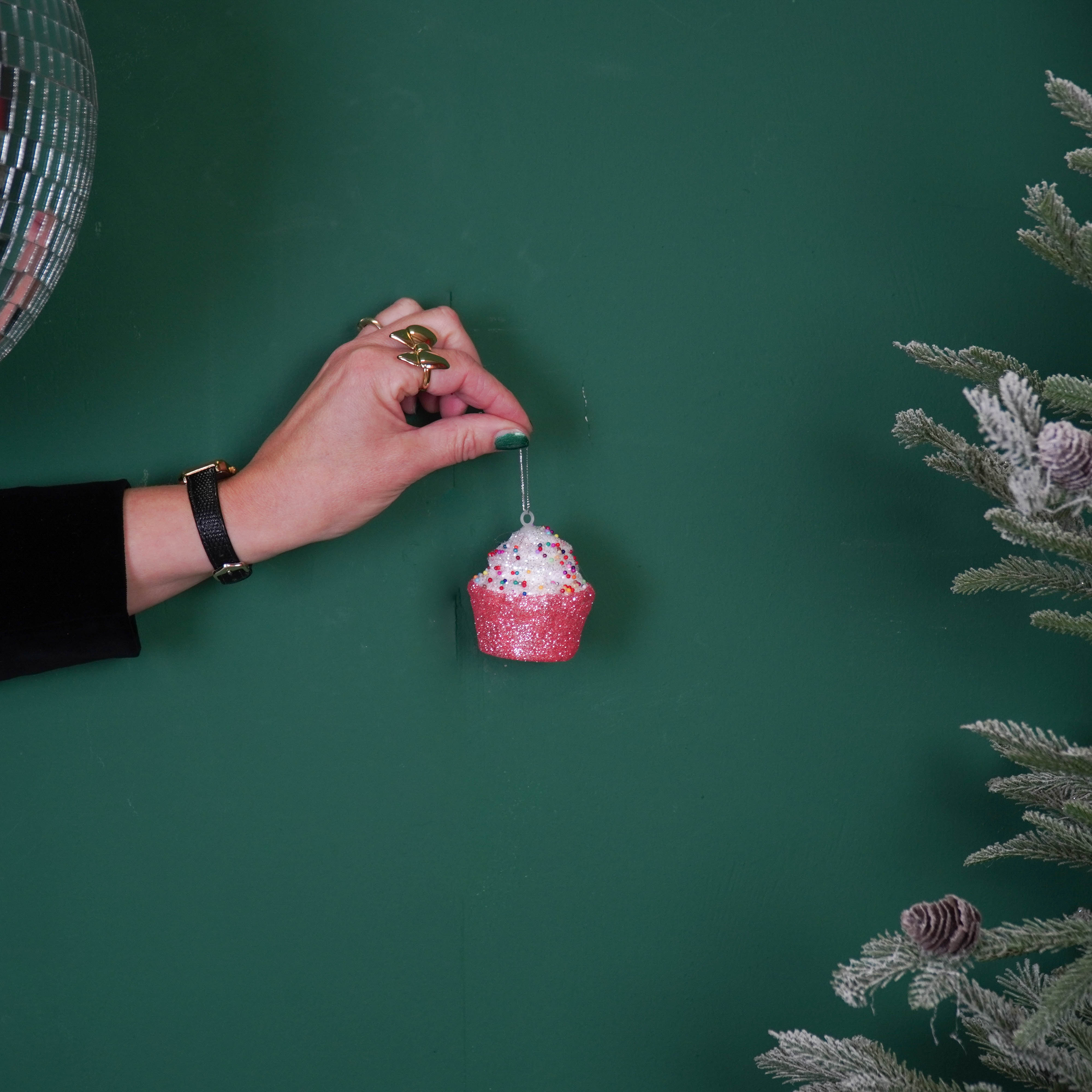 Kersthangers -  Cupcakes met Discobal Dip -  Set van 3 -  Roze/Wit -  8x4x7cm