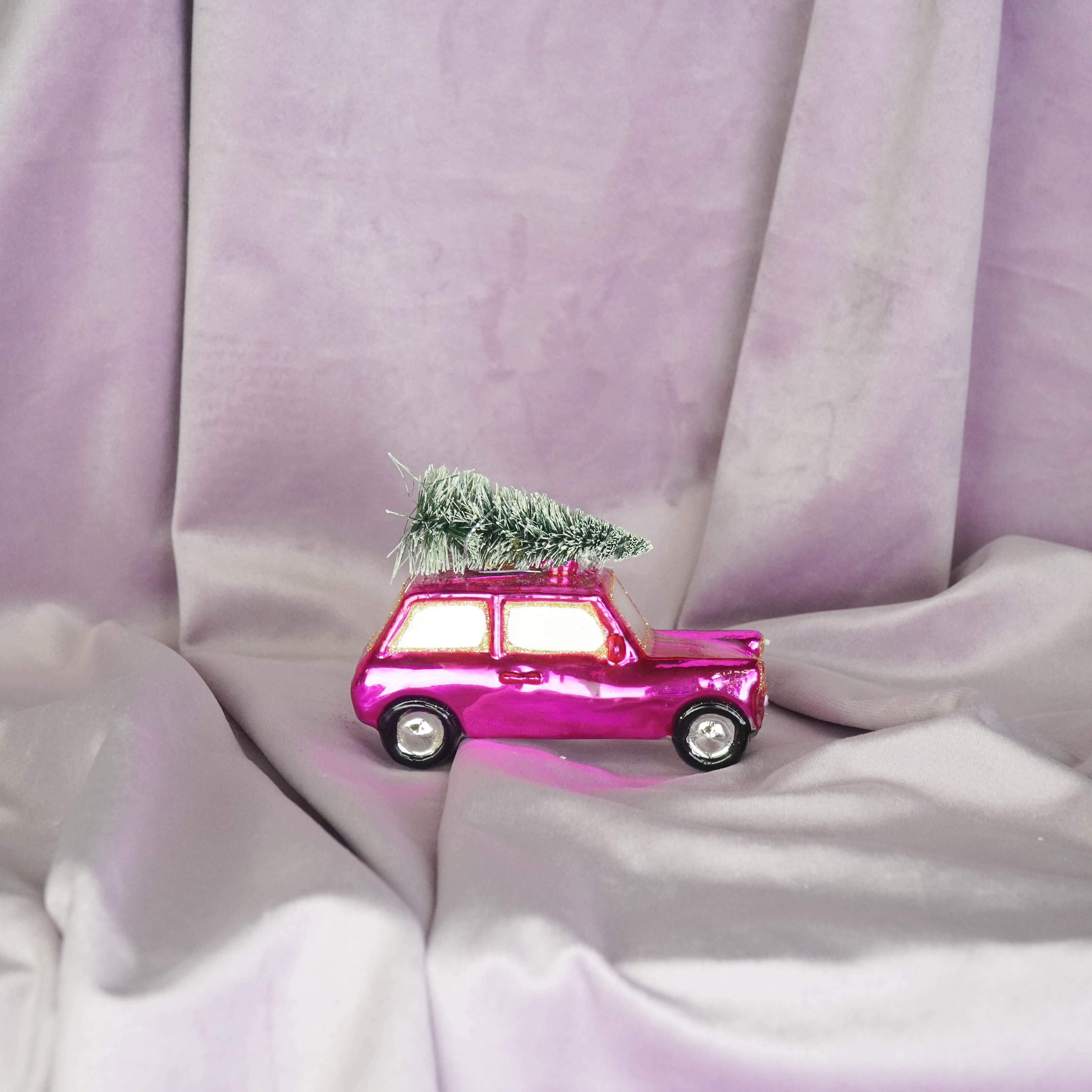 Kerstversiering -  Kersthanger - Roze auto met Kerstboom - Glas - 10x5x7cm