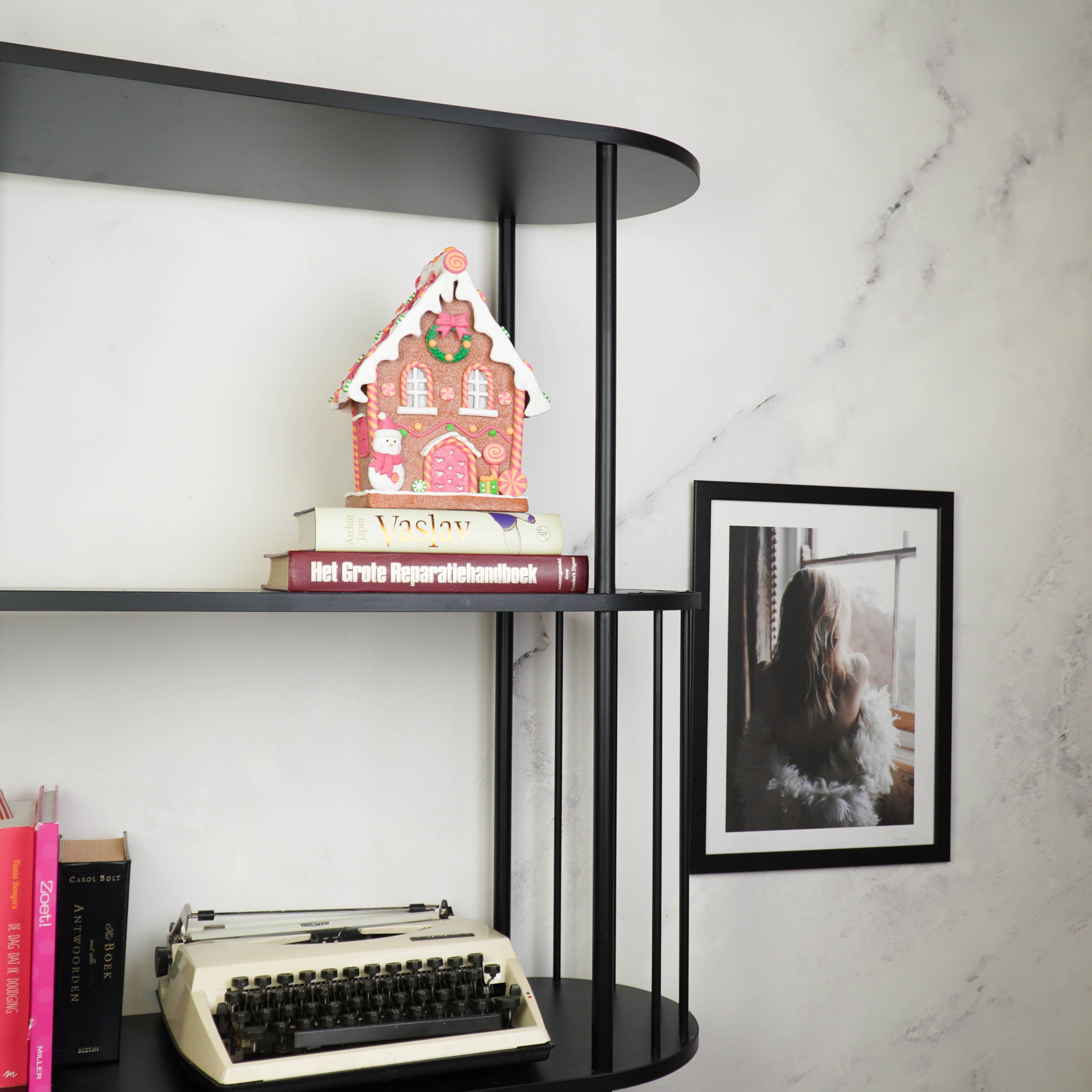 Kerst Decoratie - Led Lamp - Snoephuis Peperkoek - Klei - Bruin/Roze - 18.5x13x23.5 cm