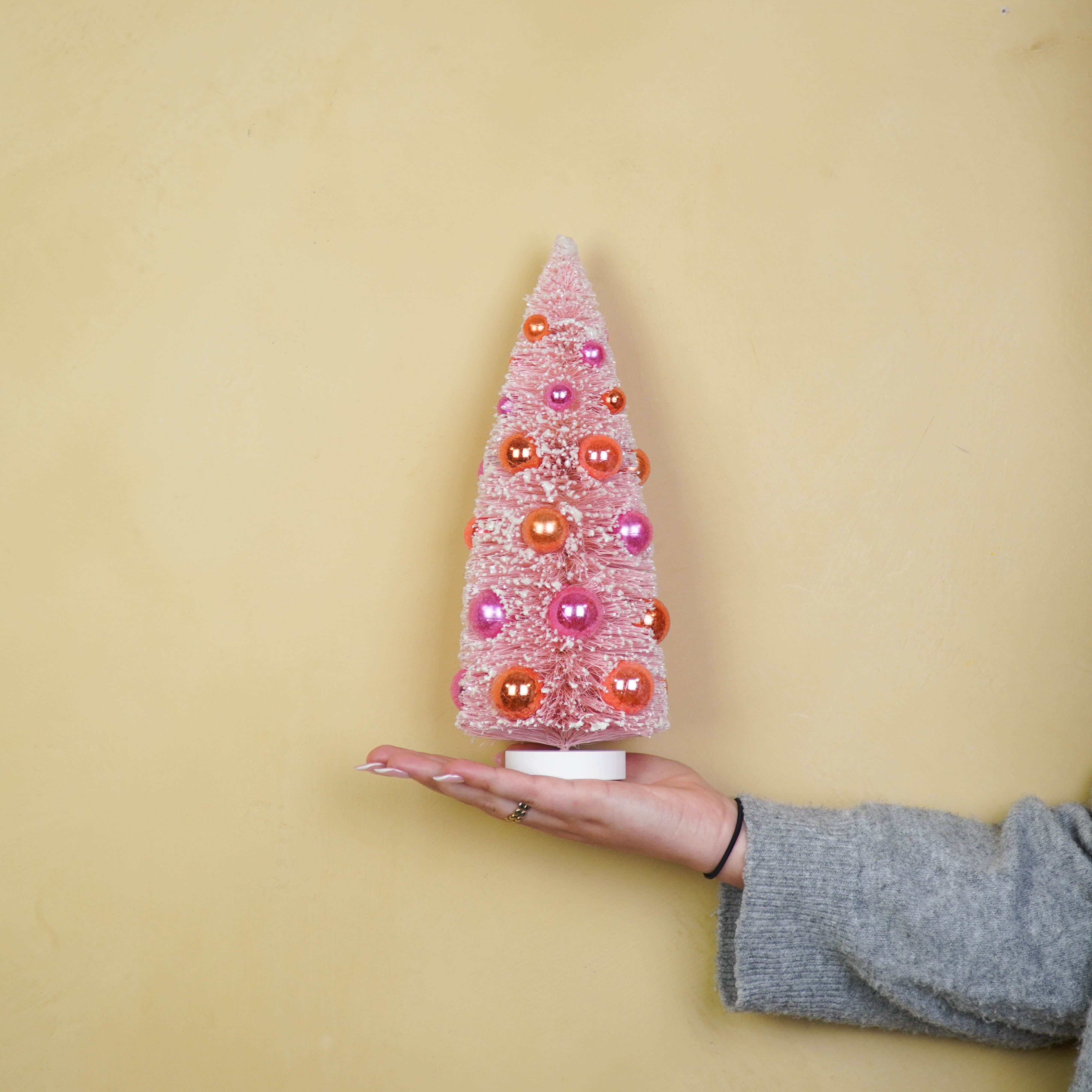 Kerst Decoratie - Kerstboom met gekleurde ballen -  Sisal/ Kunststof - Roze  - 12x31 cm