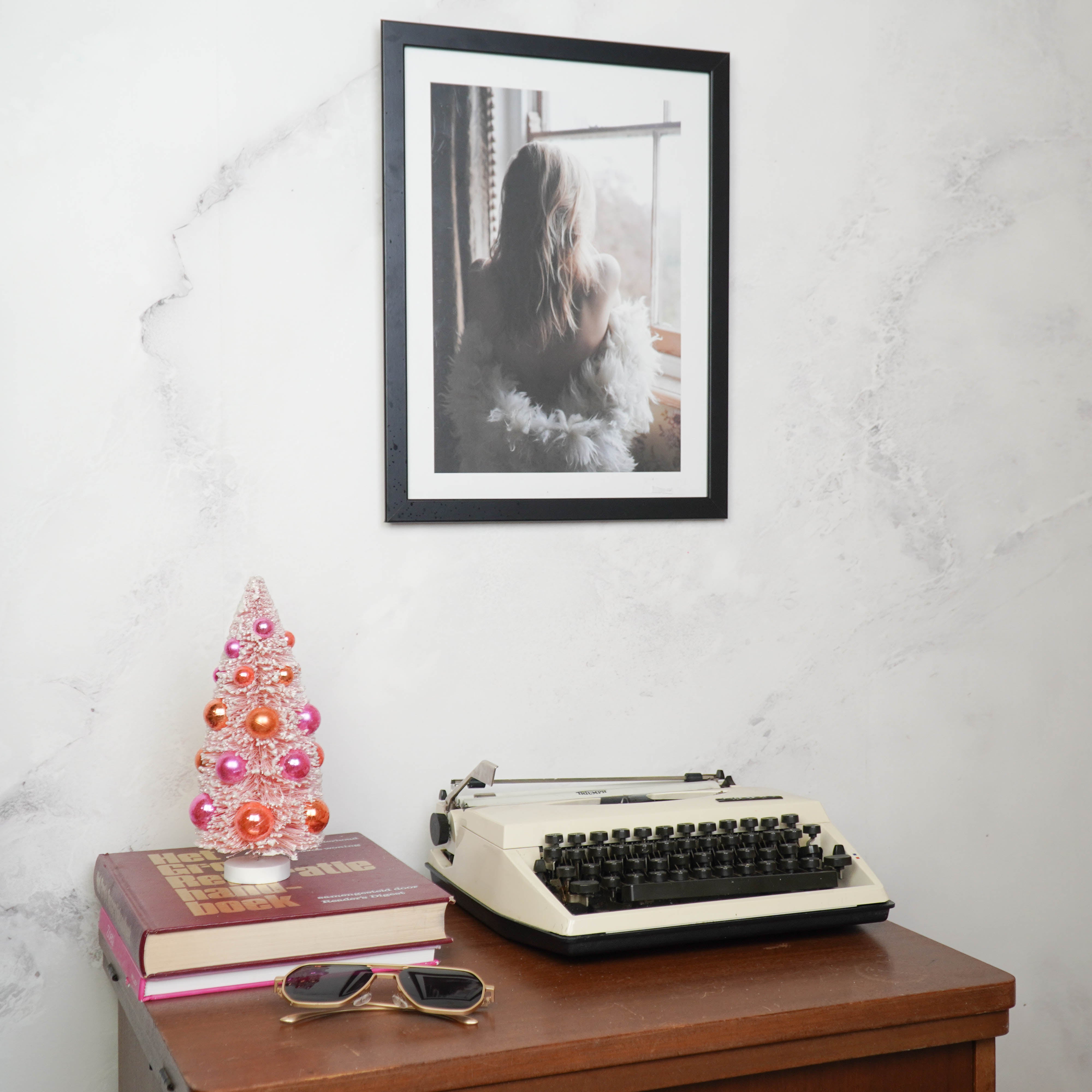 Kerst Decoratie - Kerstboom met gekleurde ballen -  Sisal/ Kunststof - Roze - 11x23cm