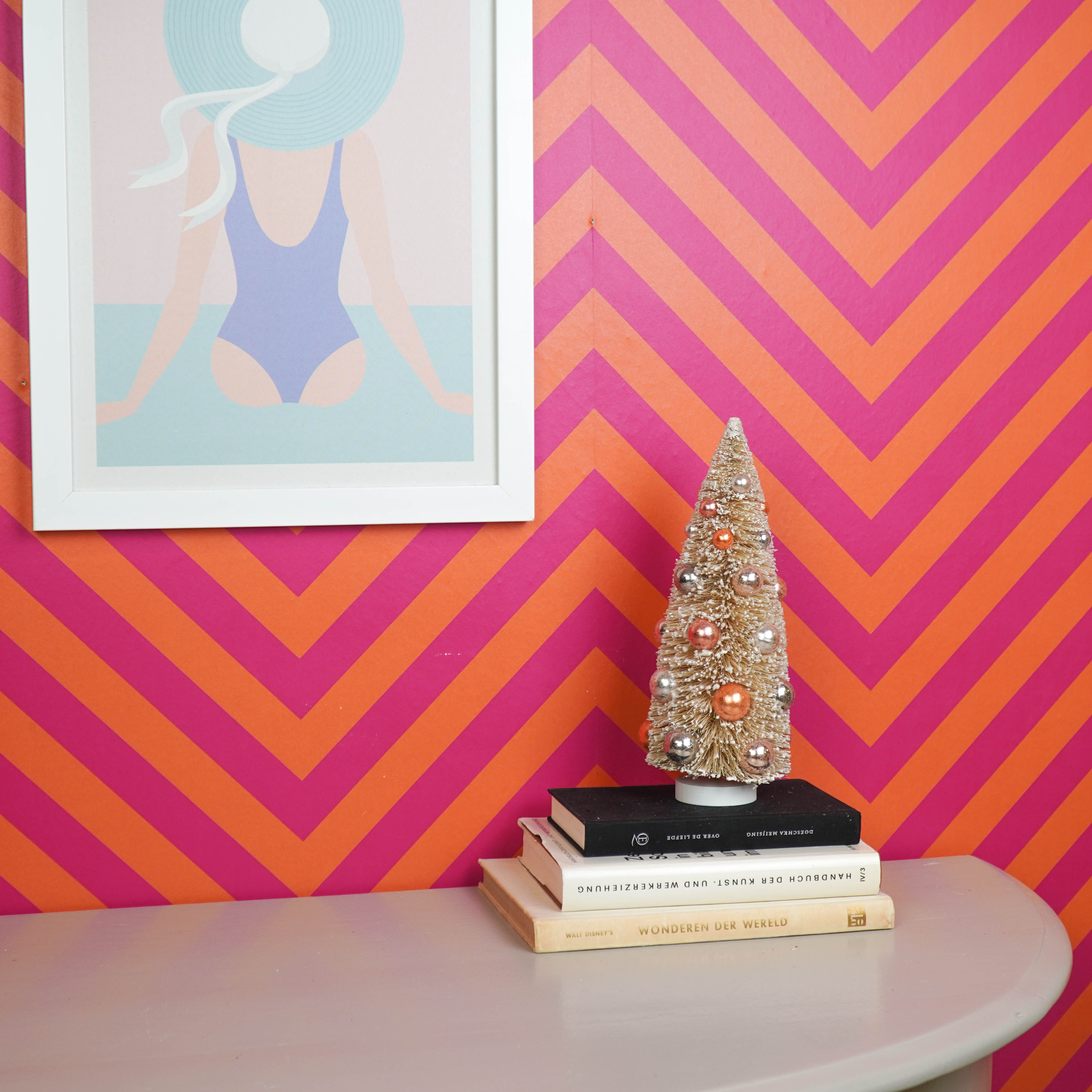 Kerst Decoratie - Kerstboom met gekleurde ballen -  Sisal/ Kunststof - Taupe  - 12x31 cm