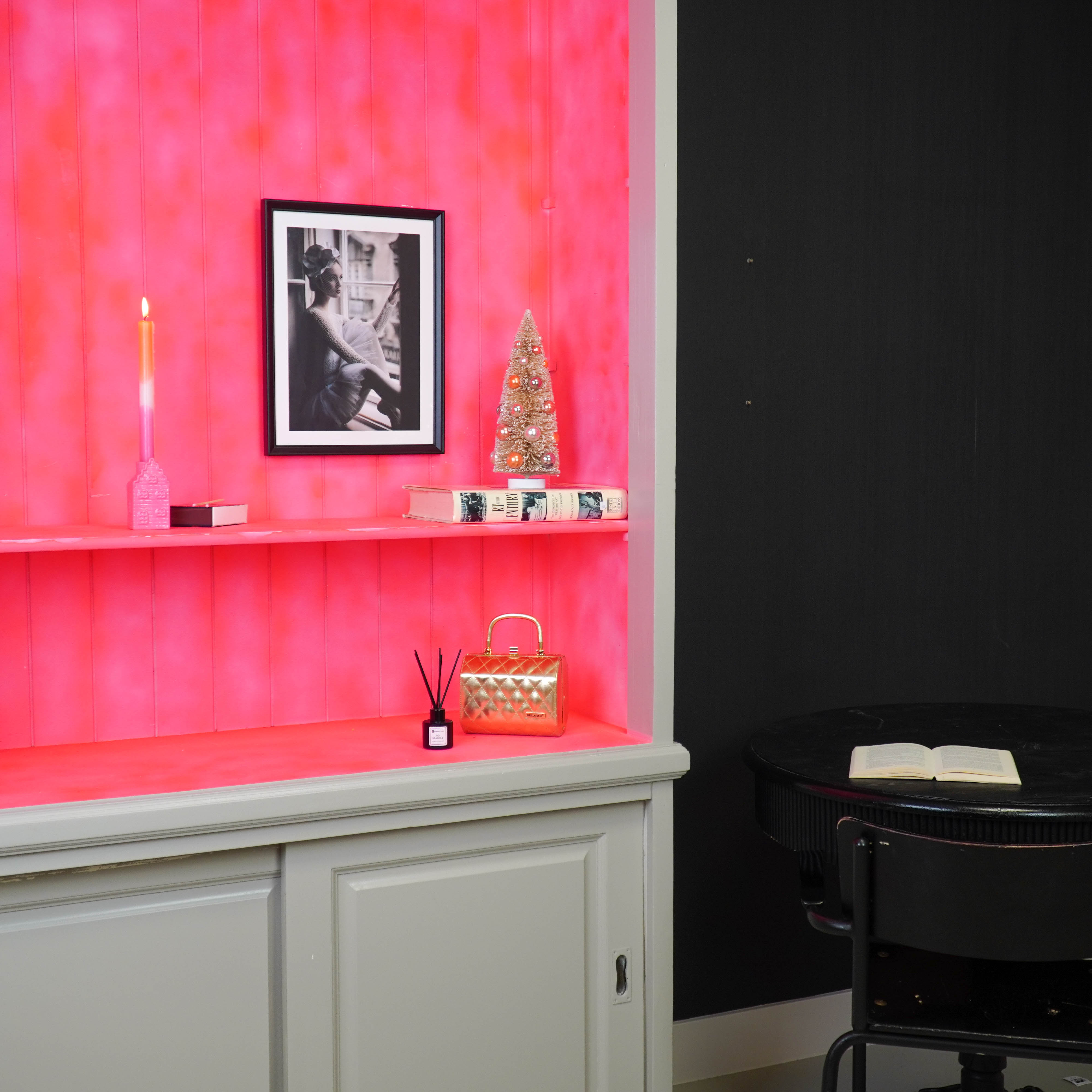 Kerst Decoratie - Kerstboom met gekleurde ballen -  Sisal/ Kunststof - Taupe  - 12x31 cm