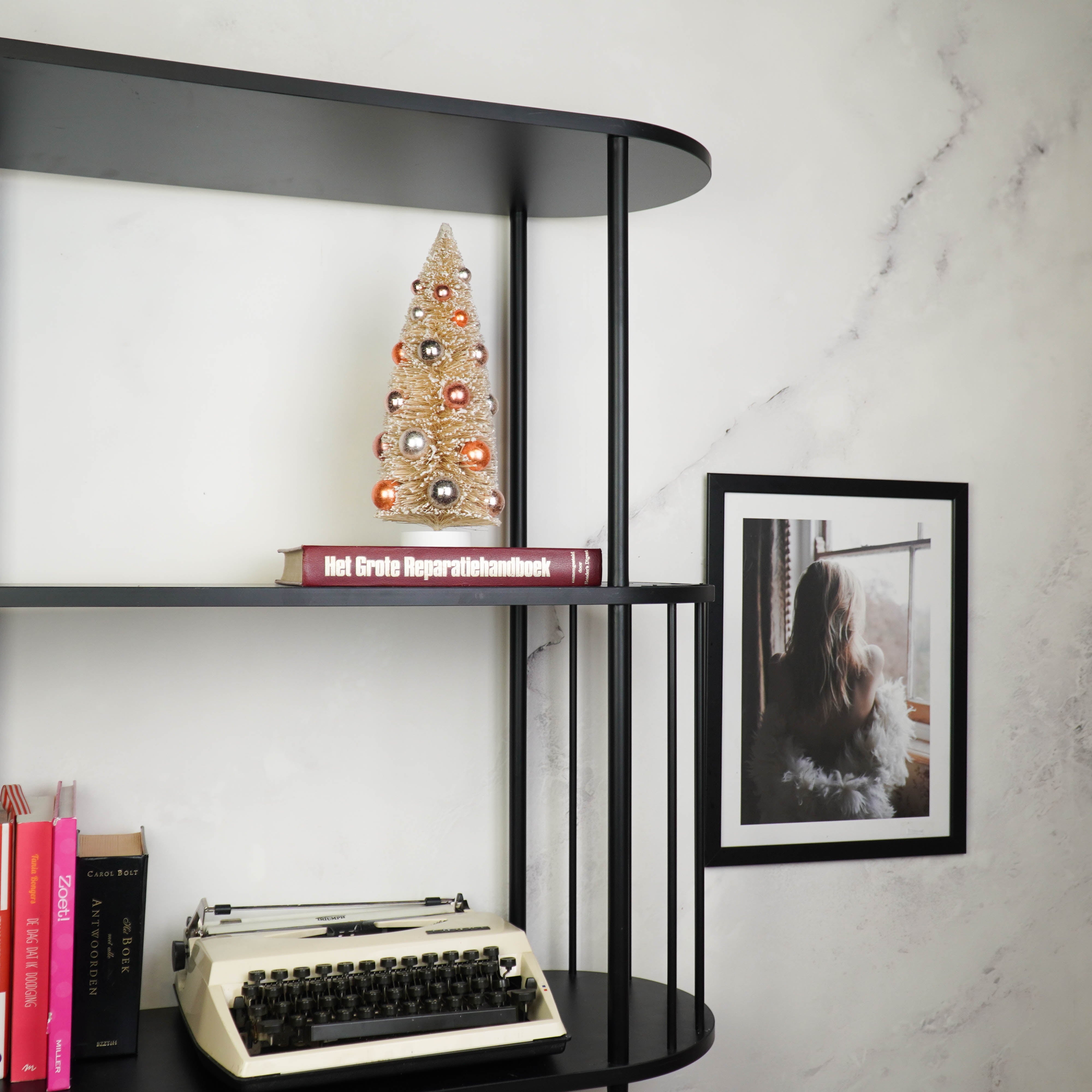 Kerst Decoratie - Kerstboom met gekleurde ballen -  Sisal/ Kunststof - Taupe  - 12x31 cm