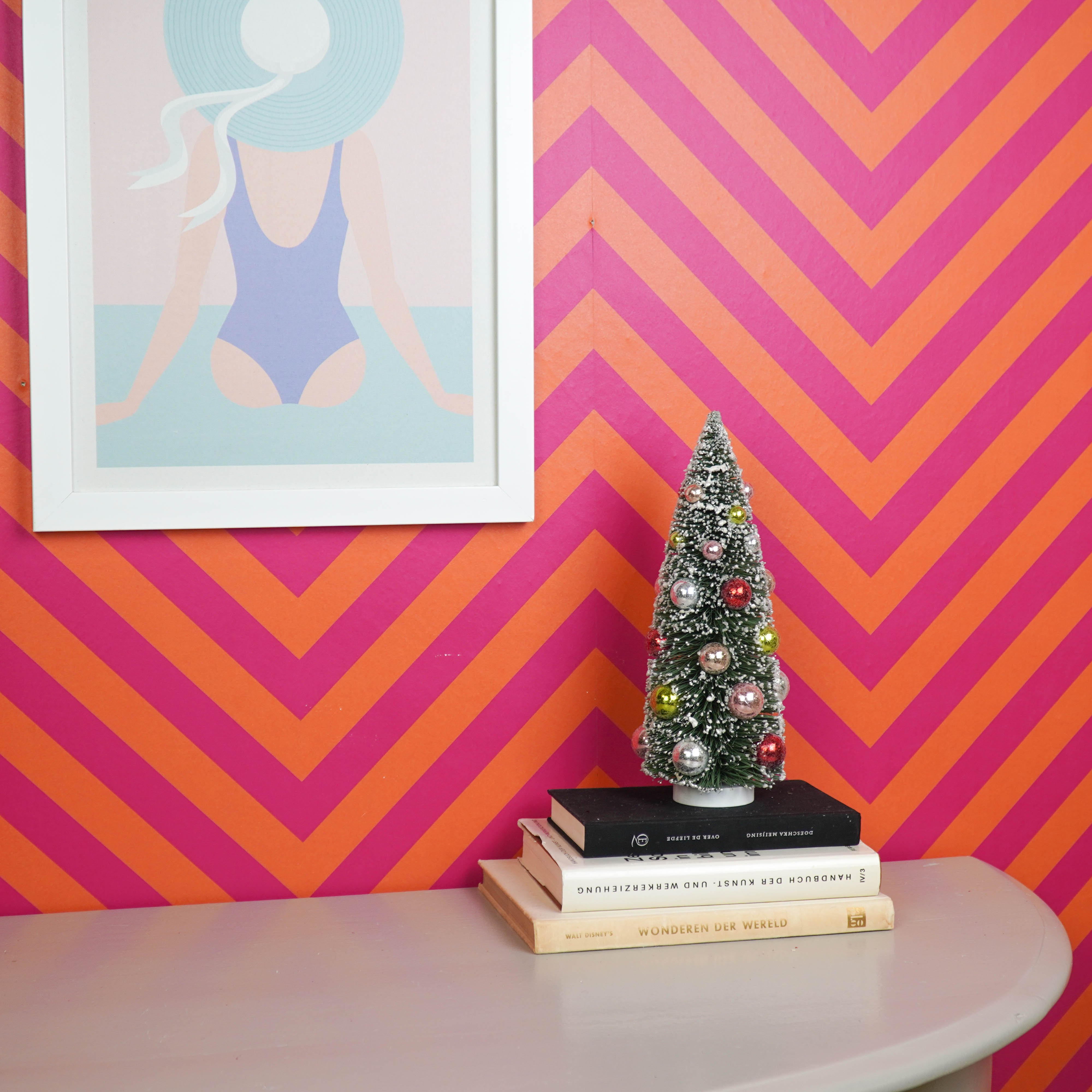 Kerst Decoratie - Kerstboom met gekleurde ballen -  Kunststof - Groen/Multicolour  - 12x12x31 cm