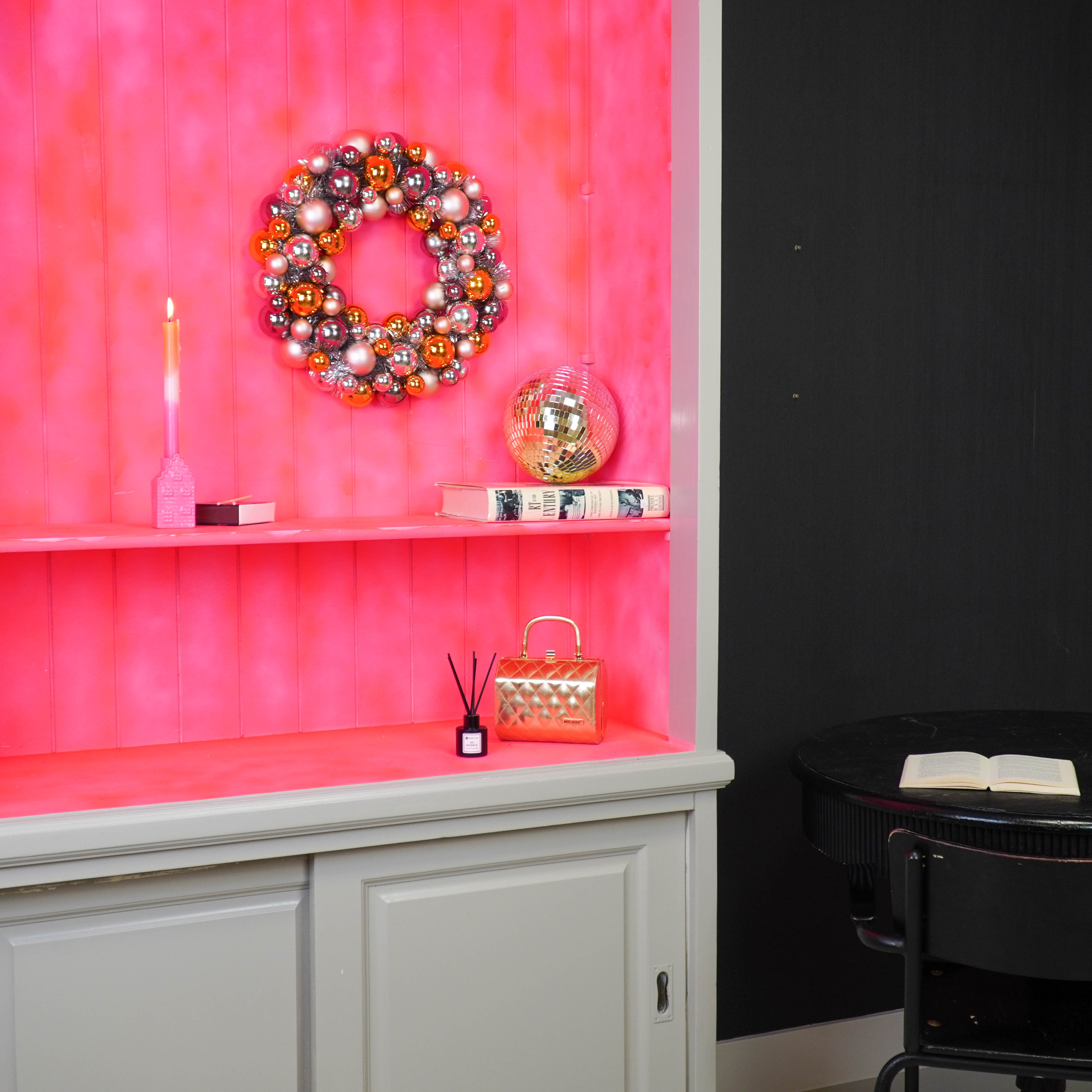 Kerstversiering -  Kerst Krans Kerstballen -  Kunststof - Taupe - 34x10 cm