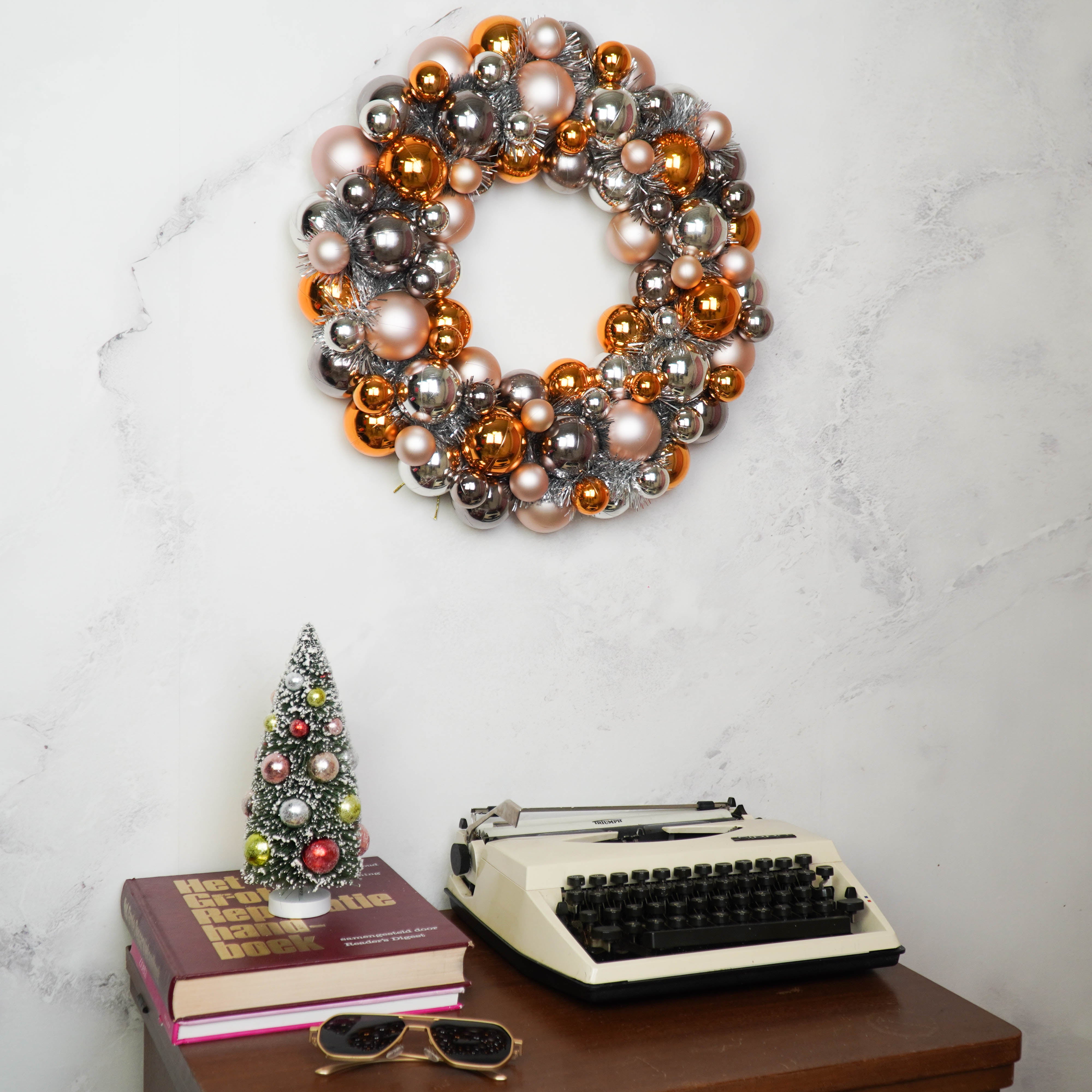 Kerstversiering -  Kerst Krans Kerstballen -  Kunststof - Taupe - 34x10 cm