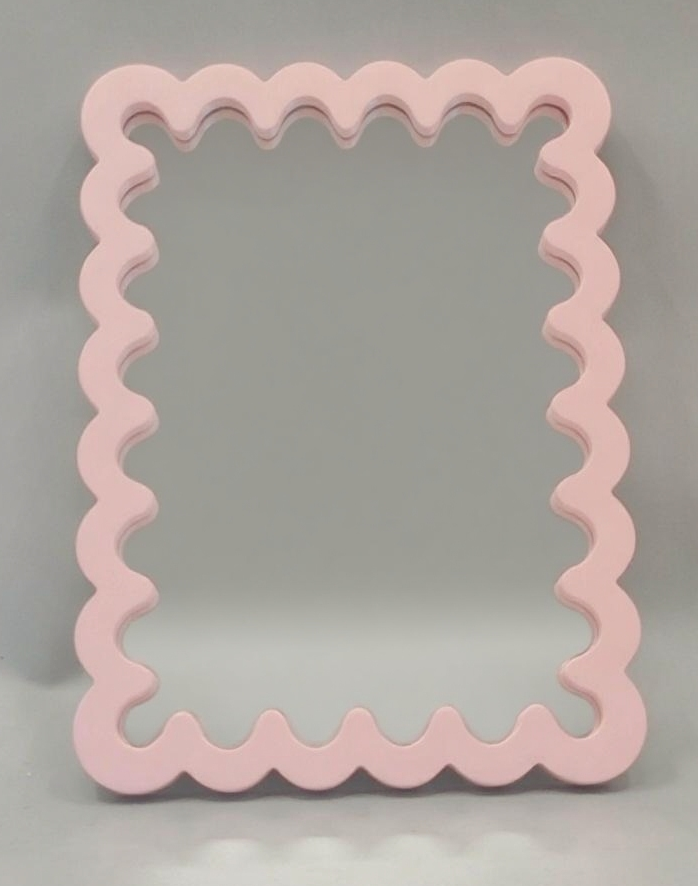 Spiegel - Wand- en Make Up Spiegel met Golvende Rand - MDF - Lichtroze - 24x33x1.5cm