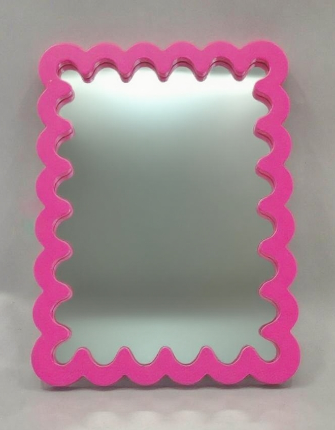 Spiegel - Wand- en Make Up Spiegel met Golvende Rand - MDF - Fluor Roze - 24x33x1.5cm
