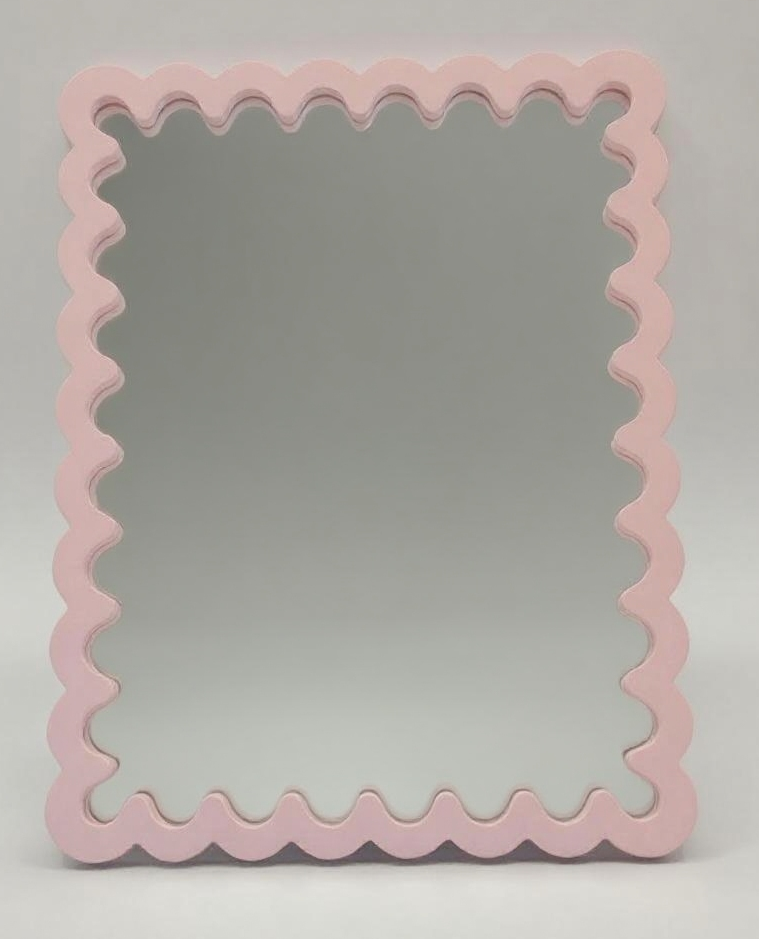 Spiegel - Wand- en Make Up Spiegel met Golvende Rand- MDF - Lichtroze- 33x43x1.5cm