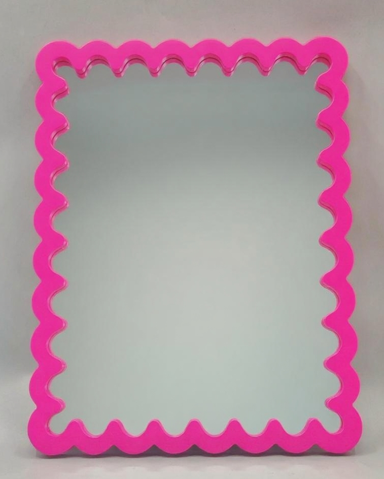 Spiegel - Wand- en Make Up Spiegel met Golvende Rand- MDF - Fluor Roze- 33x43x1.5cm