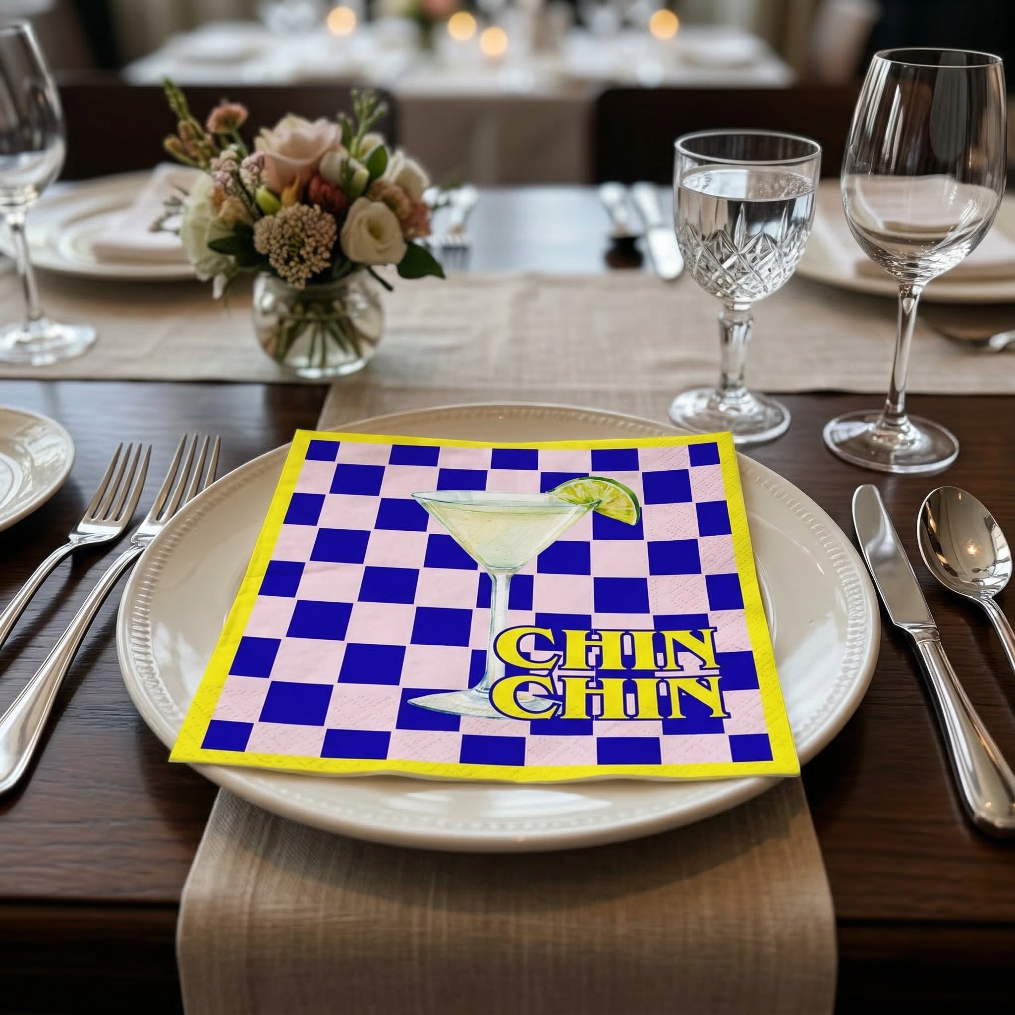 Papieren Servetten 33x33 cm – 3-LaPapieren Servetten - "Chin Chin" - Geel/Blauw/Roze - 3-Laags - FSC - 33x33 cm  - 20 Stuksags – FSC –Geel/Blauw/Roze – 'Chin chin' – 20 Stuks
